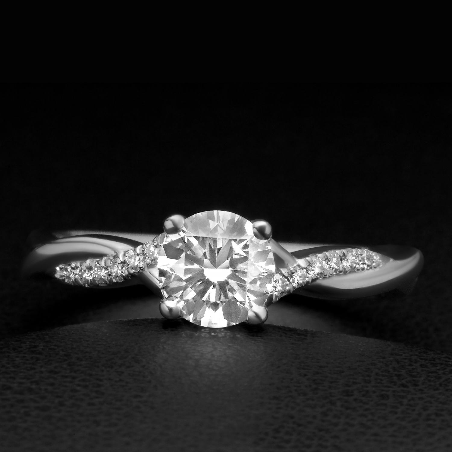 Exquisite Round Diamond Ring